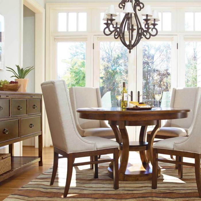 How to decorate a round dining room table